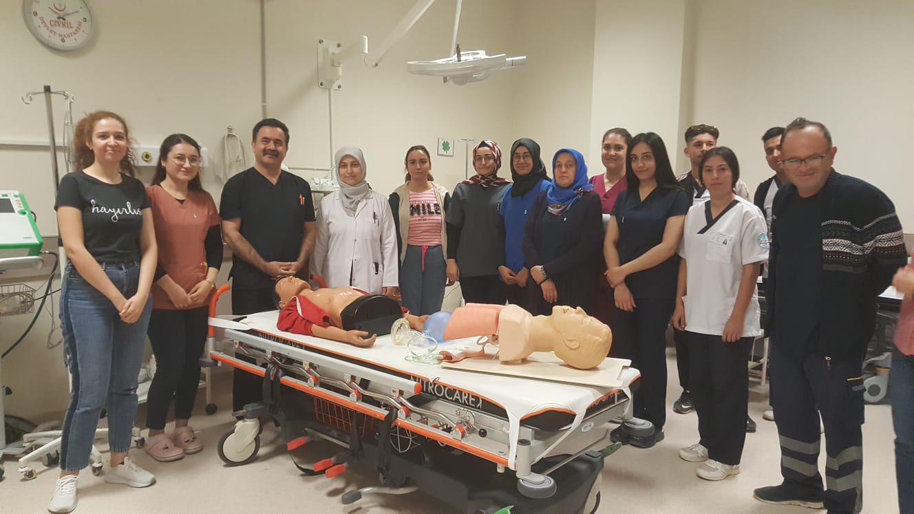Hastanemizde yeni göreve başlayan pratisyen hekim ve sağlık personellerine Dr. Mustafa Yorgancı tarafından uygulamalı CPR Eğitimi verildi.